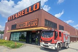 Incendio da Pittarello, evacuato il punto vendita. Paura per due operai