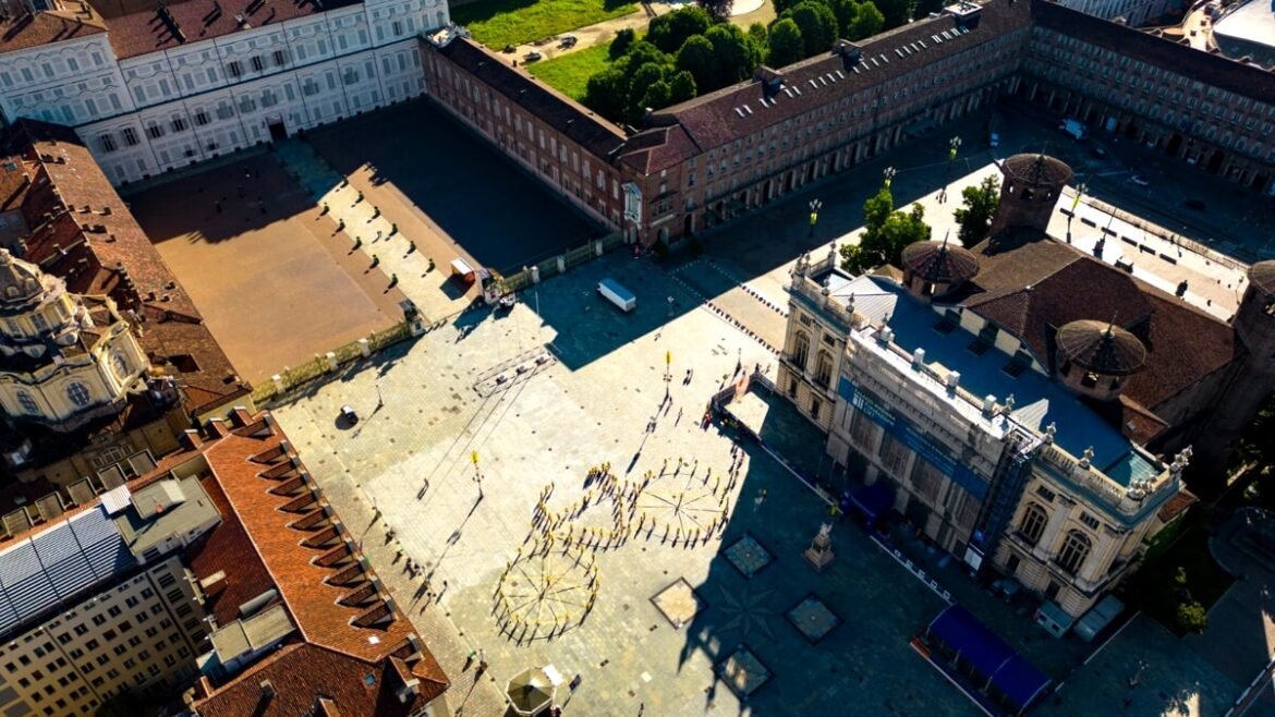 Una bicicletta umana a Torino per l’inizio della festa per il Tour de France: foto e video dello spettacolo
