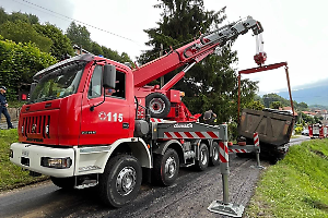 Giaveno: tir in bilico sulla scarpata, circolazione bloccata per ore