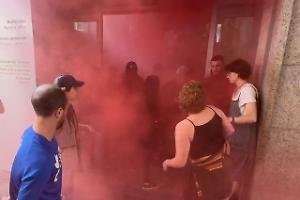 Gli studenti di Hamas incatenati ai cancelli del Poli, botte con la security
