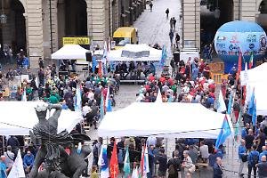 La Fiat 500 ibrida non basta, Torino di nuovo in piazza: “Così fra 7 anni Mirafiori chiude”